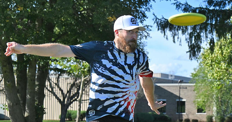 Disc golf pro Chris Dickerson stops at Rome course, plays with locals