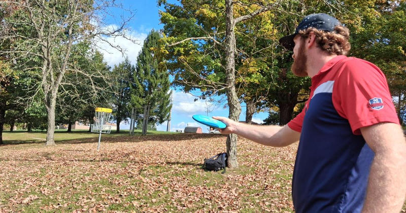 Long distance throw at New River Park Disc Golf Course